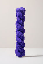 Load image into Gallery viewer, Urth Yarns 16 Fingering (16 Micron 100% Merino)