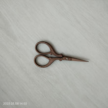 Load image into Gallery viewer, Assorted Scissors