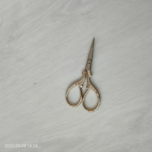 Load image into Gallery viewer, Assorted Scissors